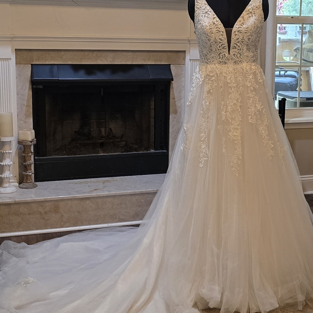 Stella York Lace Wedding Dress in Ivory